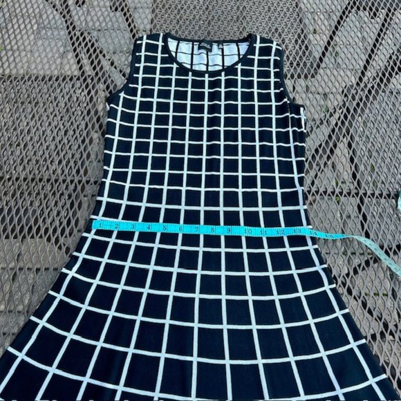 Saks 5th Ave black /white dress Size S/P Excellent condition - Picture 5 of 8